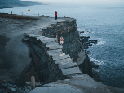How to cross a collapsing cliff path safely: signs to watch and emergency steps