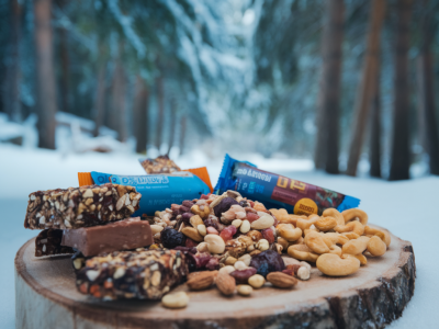 Trail-ready snacks that keep energy up on cold, wet marches without creating litter